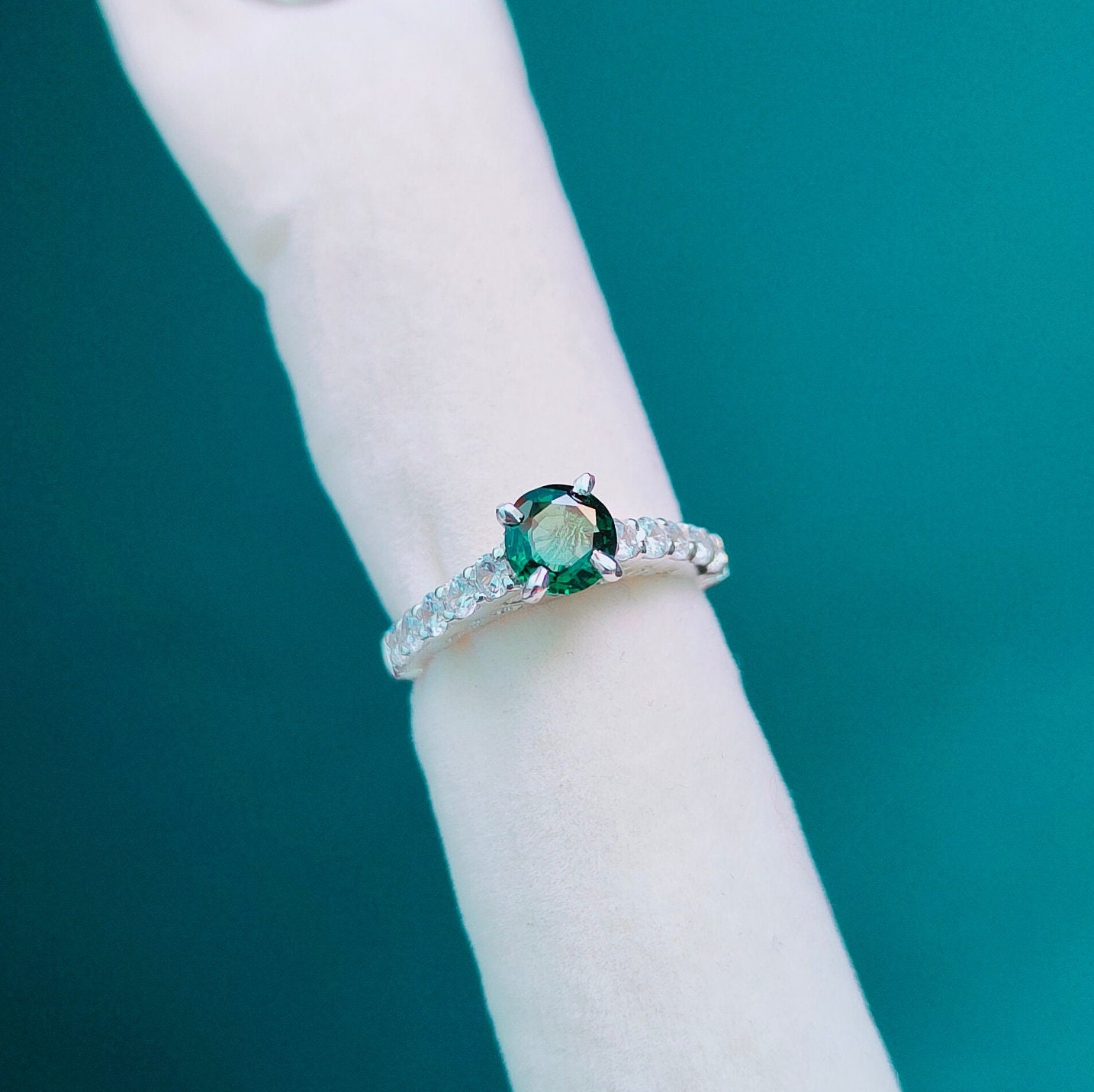 ティールサファイアリング、ラウンドカットティールサファイアリング