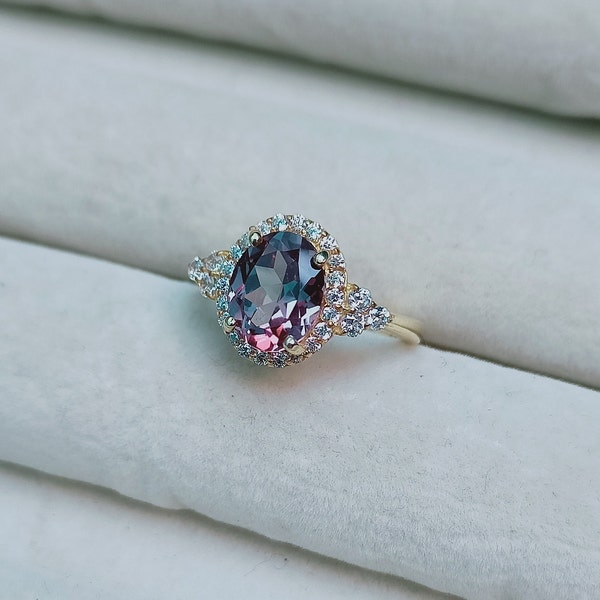 Alexandrite Halo Ring, lab created alexandrite ring, 925 Sterling Silver Ring, Color Change Stone Ring, Oval Cut Alexandrite, Ring for Gift