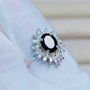 Anello con spinello nero taglio ovale, anello di fidanzamento per matrimonio, anello in argento sterling, anello nero con alone di spinello nero, anello con spinello nero naturale