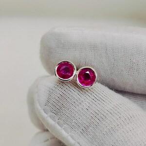 Rubinörhängen, örhängen i 925 sterlingsilver, runda rubinörhängen, rosa rubinörhängen, labbodlade rosa rubinörhängen
