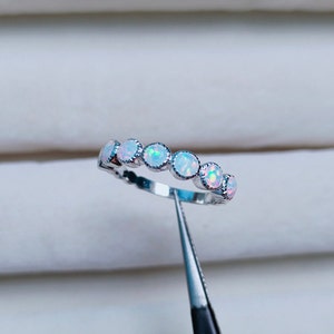 Anello dell&#39;eternità in opale, mezza fede nuziale in opale, fede nuziale in opale, anello in argento sterling, anello con pietra portafortuna di ottobre, anello con fascia rotonda in opale