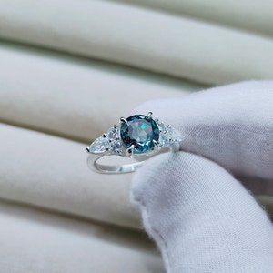 Teal sapphire ring, round cut Teal sapphire ring, 925 Sterling Silver ring, Sapphire engagement ring, lab grown Teal sapphire ring