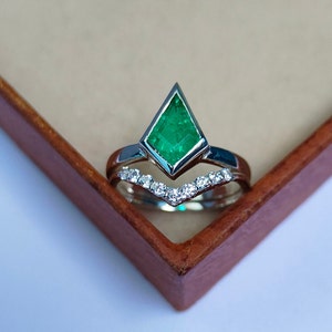 Colombian Emerald ring, Kite shape emerald ring with band 925 sterling silver ring ring emerald silver ring engagement wedding ring