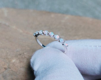 Opal Eternity Ring, Opal Half Eternity Band, Opal Wedding Band, Sterling Silver Ring, Oktober Birthstone Ring, rondes opaal band ring