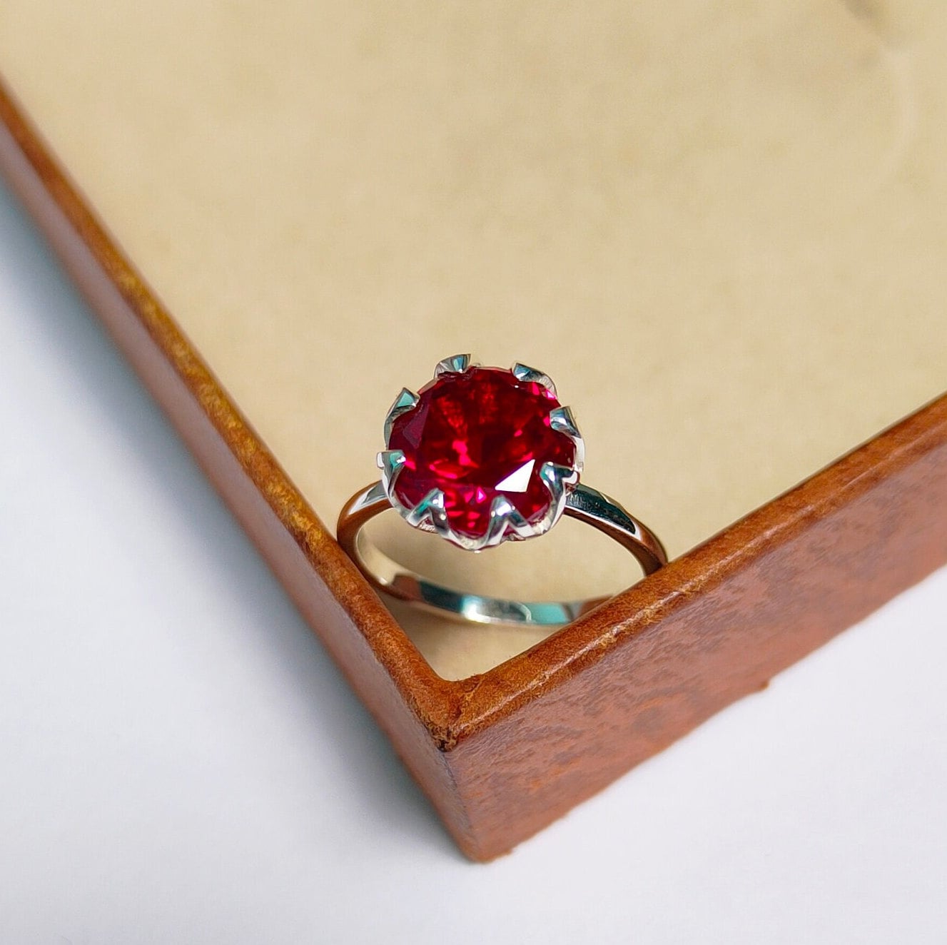 レッドスピネルリング ラウンドカットレッドスピネルリング 925スターリングシルバーリング レッドスピネルの結婚指輪 レッドスピネルの結婚指輪 ラボで育成されたレッドスピネル - 日本