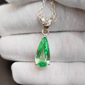 Green sapphire pendant, Green sapphire Necklace, 925 sterling silver necklace, Pear cut Green sapphire Pendant, lab grown green sapphire