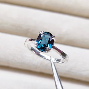 Ocean Teal sapphire ring, oval cut Teal sapphire ring, 925 Sterling Silver ring, Sapphire engagement ring, lab grown Teal sapphire ring
