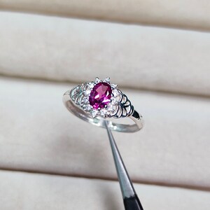 Rhodolith Granat Halo Ring, Rhodolith Granat Ring im Ovalschliff, 925 Sterling Silber Ring, Natürlicher Granat Silberring, Januar Birthstone Ring