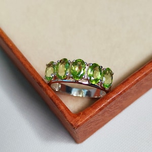 Anillo de peridoto, anillo de peridoto de corte ovalado, anillo de plata de ley 925, anillo de boda de peridoto, anillo de peridoto de plata, anillo hecho a mano
