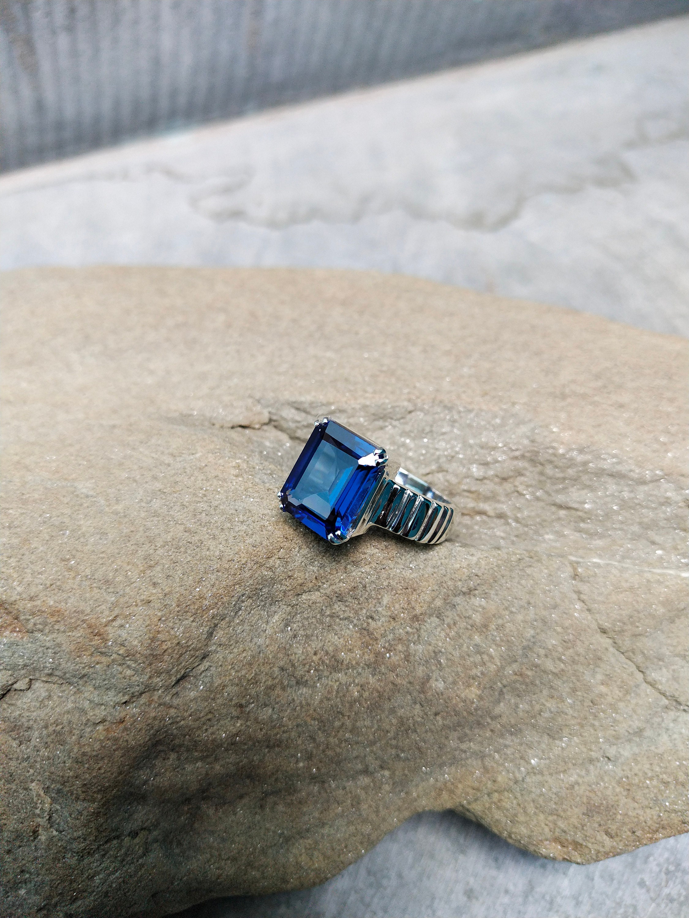 Anello da uomo con zaffiro blu creato in laboratorio: argento sterling