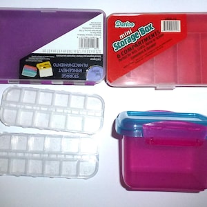Op de afbeelding: Een set doorzichtige plastic opbergdozen met meerdere compartimenten. De dozen zijn gelabeld "Darico mini Storage Box 5 Compartments Perfect for Arts, Crafts, Items of School, Home, Office & Drawer".