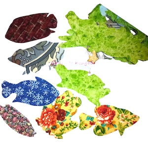 Pode incluir: Um conjunto de nove recortes de peixes de tecido em vários padrões e cores, incluindo tijolo vermelho, flocos de neve azuis, flores e verde salpicado.