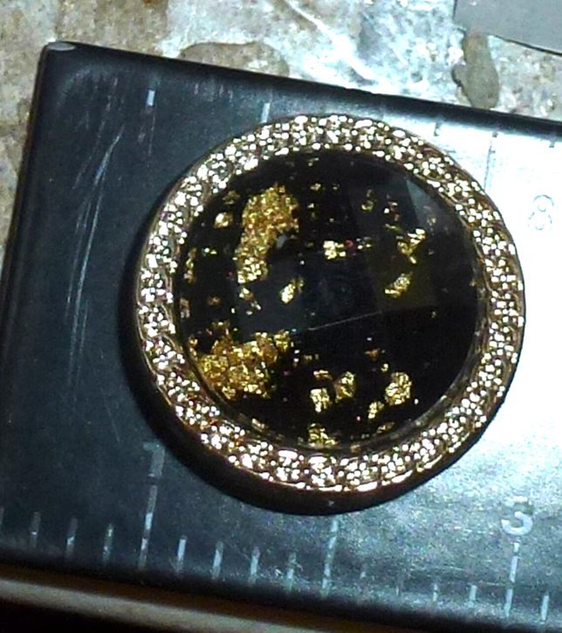Black Gold Flecks Embossed Edge With Shank 3/4