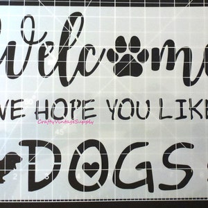 Puede incluir: Plantilla negra con el texto "Welcome We Hope You Like Dogs" con una huella de pata y una silueta de dachshund.