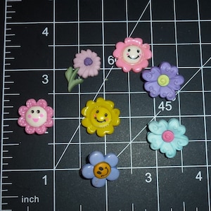 7 thumbtacks happy daisy flowers push pins assorted colors decorator message board thumb tacks (P45D)