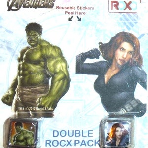 以下が含まれることがあります： アベンジャーズのキャラクター、ハルクとブラック・ウィドウをフィーチャーした、再利用可能なステッカーの2パック。ステッカーは、青と白の背景の透明なプラスチックパッケージに入っています。パッケージには、「アベンジャーズ」と「再利用可能なステッカー ここからはがす」というテキストが印刷されています。パッケージには、「ダブルロックスパック アメリカ製」というテキストも印刷されています。