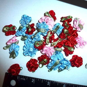 Mixed pink red blue hand sewn  1&quot; satin ribbon roses daisy flowers 32 appliques (W20)