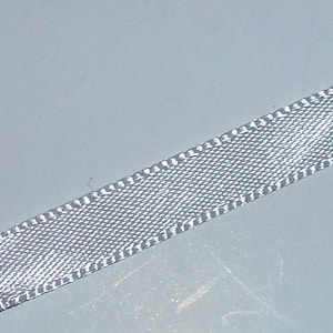 Silbergraues einseitiges Satinband 6,5 cm x a 84 cm