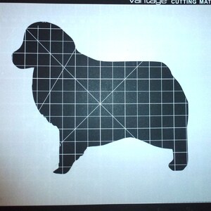 Può includere: Una silhouette nera di un cane su uno sfondo bianco. Il cane è rivolto a destra e ha una coda lunga.
