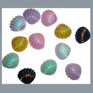 Pode incluir: Conjunto de botões iridescentes em forma de concha em várias cores, incluindo rosa, azul, verde, amarelo e preto.