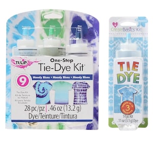 Op de afbeelding: Er zijn twee tie-dye kits afgebeeld. Eén kit bevat drie verfkleuren in turquoise, groen en blauw, met de tekst "One-Step Tie-Dye Kit". De andere is een enkele turquoise verffles met de tekst "TIE DYE".