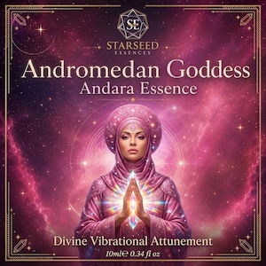 Puede incluir: Una etiqueta de producto para Andromedan Goddess Andara Essence con una figura central en túnicas y tocado rosa sosteniendo un cristal brillante. El fondo es una nebulosa rosa con bordes dorados y el texto Starseed Essences 10ml 0.34 fl oz.