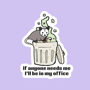 Peut inclure: Une illustration de dessin anim&eacute; d'un opossum assis dans une poubelle avec le texte "Si quelqu'un a besoin de moi, je serai dans mon bureau".
