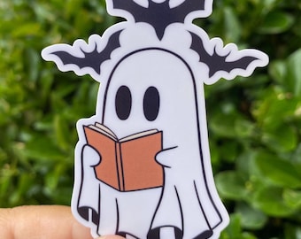 Naklejka z duchem czytającym, słodka naklejka z duchem, naklejka z duchem, naklejki Kindle, naklejki książkowe, naklejki Booktok, gadżety Booktok, naklejki z pornografią