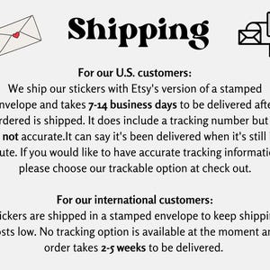 Op de afbeelding: Afbeelding met het woord "Shipping" in vette, zwarte letters. De tekst hieronder beschrijft verzendinformatie voor Amerikaanse en internationale klanten, inclusief levertijden en trackingopties. Bevat illustraties van een envelop met een hart en een brievenbus.