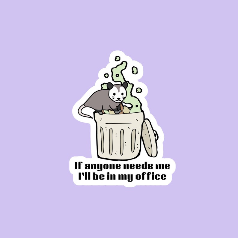 Peut inclure: Une illustration de dessin anim&eacute; d'un opossum assis dans une poubelle avec le texte "Si quelqu'un a besoin de moi, je serai dans mon bureau".