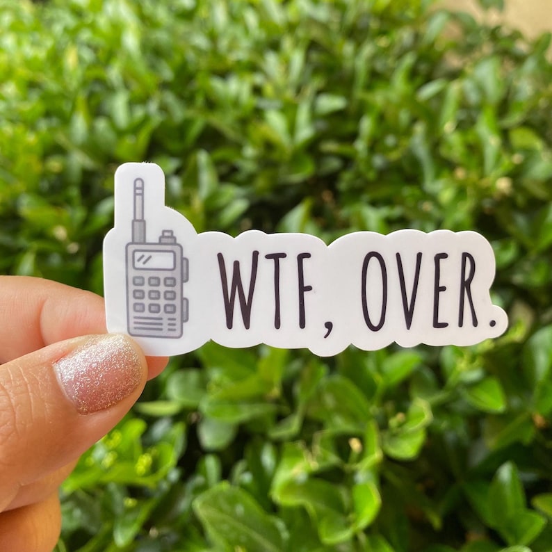 Puede incluir: Pegatina blanca con una ilustraci&oacute;n en blanco y negro de un walkie-talkie y el texto "WTF, OVER."