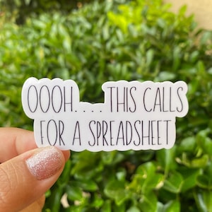 Könnte beinhalten: Weißer Aufkleber mit schwarzem Text, der "OOH... THIS CALLS FOR A SPREADSHEET" lautet.
