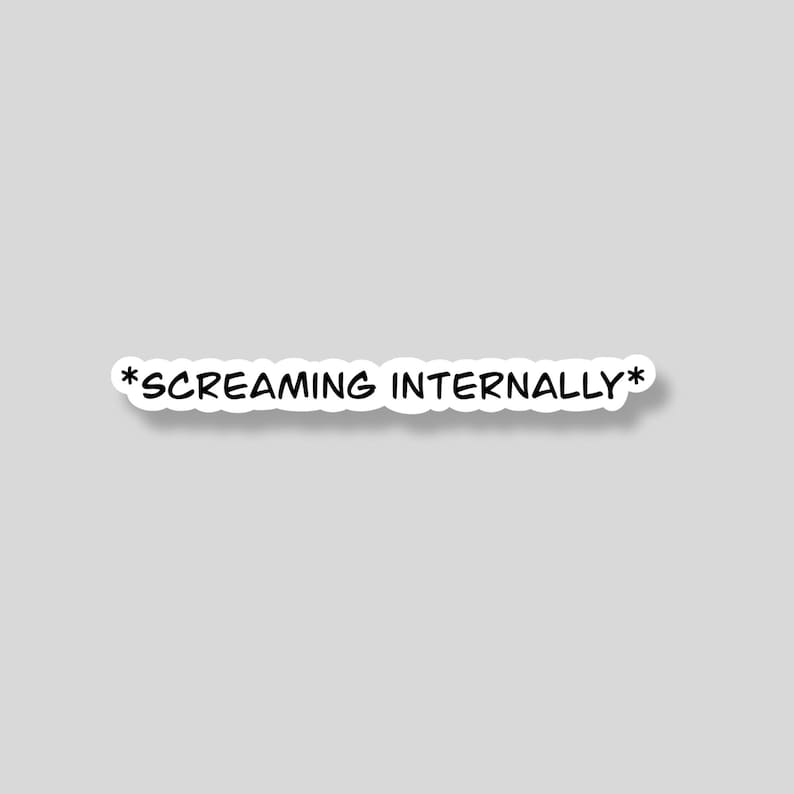 Op de afbeelding: Een witte sticker met de tekst "*SCREAMING INTERNALLY*" in het zwart, omlijnd met zwart. De sticker heeft een witte rand en staat tegen een grijze achtergrond. De tekst is in een vet, schreefloos lettertype.
