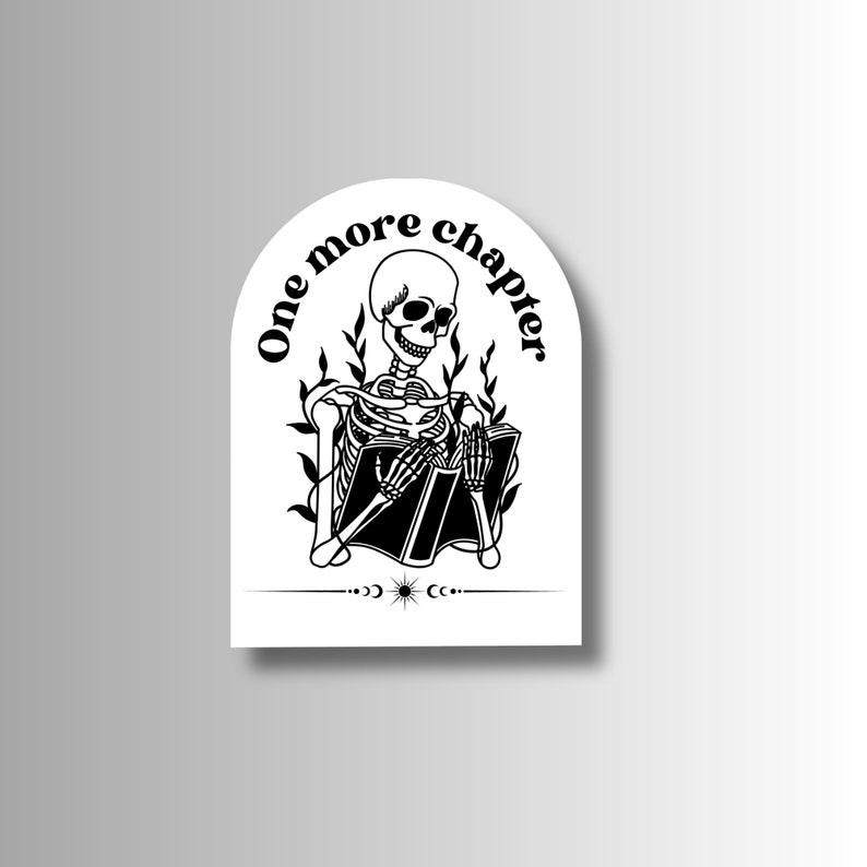 Może przedstawiać: Czarno-biała ilustracja szkieletu czytającego książkę z tekstem "One more chapter" w k&oacute;łku wok&oacute;ł szkieletu.