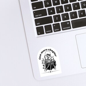 Może przedstawiać: Czarno-biała naklejka ze szkieletem czytającym książkę. Naklejka zawiera napis "One more chapter".