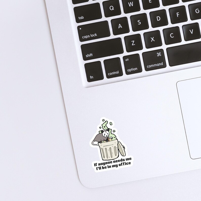 Peut inclure: Un autocollant avec un opossum de dessin anim&eacute; dans une poubelle. Le texte dit "Si quelqu'un a besoin de moi, je serai dans mon bureau."