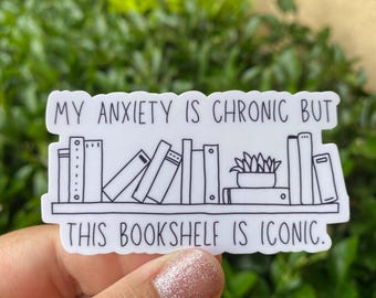 La mia ansia è cronica ma questa libreria è un adesivo iconico, adesivi booktrovert, gadget di libri, adesivi di lettura, adesivi libreschi