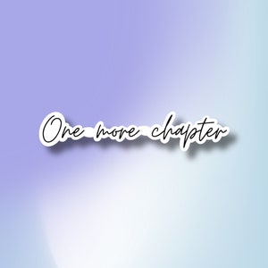 Op de afbeelding: Een witte sticker met een zwart cursief lettertype met de tekst "One more chapter" op een paarse en blauwe verloopachtergrond.