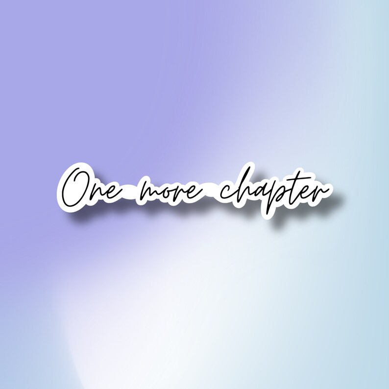 Op de afbeelding: Een witte sticker met een zwart cursief lettertype met de tekst "One more chapter" op een paarse en blauwe verloopachtergrond.