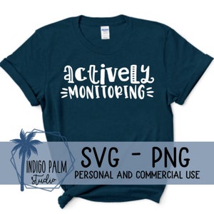 Pode incluir: Uma camiseta azul marinho com o texto "actively monitoring" em letras brancas. A camiseta está dobrada e exibida em um fundo branco. SVG - PNG. Uso pessoal e comercial.