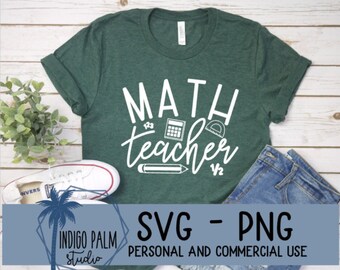 以下が含まれることがあります： 白い文字で「MATH teacher」と書かれた緑色のTシャツ。テキストは、電卓、分度器、鉛筆、数字など、数学に関連するアイコンで囲まれています。画像の下部には「SVG - PNG PERSONAL AND COMMERCIAL USE」というテキストが表示されています。