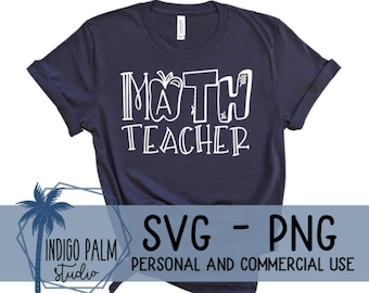 以下が含まれることがあります： 白い文字で「Math Teacher」と書いてあるネイビーブルーのTシャツ。スタイリッシュなリンゴのグラフィックが描かれています。テキストは遊び心のあるフォントです。 SVG - PNG。個人および商業利用。