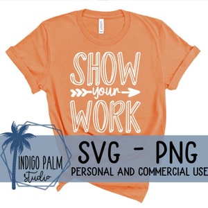 Puede incluir: Camiseta naranja con el texto "Show your work" en blanco. El texto está en una fuente estilizada con una flecha apuntando hacia la derecha. La camiseta es para uso personal y comercial.