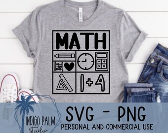 以下が含まれることがあります： 「MATH」の文字と数学関連のアイコンが描かれた黒いグラフィックのグレーのTシャツ。「SVG - PNG」と「PERSONAL AND COMMERCIAL USE」の文字も含まれています。