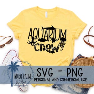Peut inclure: Un t-shirt jaune avec le texte "Aquarium Crew" en noir. Le texte est entouré d'images de créatures marines, dont une méduse, une pieuvre, une tortue et un poisson. Le texte "SVG - PNG" et "Utilisation personnelle et commerciale" est également visible sur l'image.