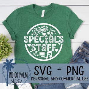 Puede incluir: Camiseta verde con mangas enrolladas con un diseño circular blanco con las palabras "SPECIAL'S STAFF" y varios iconos relacionados con la escuela. La camiseta se combina con unos vaqueros azules. La parte inferior de la imagen incluye el texto "SVG - PNG PERSONAL AND COMMERCIAL USE".
