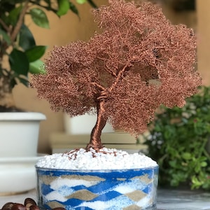 Bonsái de alambre de cobre (más de 500mt) en maceta de vidrio llena de arena de colores Ancho x fondo x alto: 23 x 23 x 35 cm