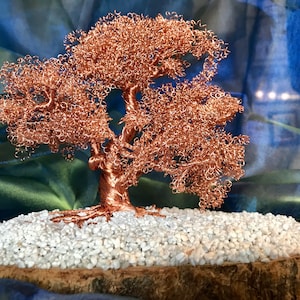 Árbol de alambre de cobre sobre base de madera