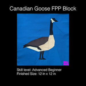 Può includere: Un blocco di tessuto blu con un disegno geometrico di un'oca canadese. Il testo recita "Canadian Goose FPP Block". Livello di abilità: "Principiante avanzato", dimensioni finali: 30,48 cm x 30,48 cm.