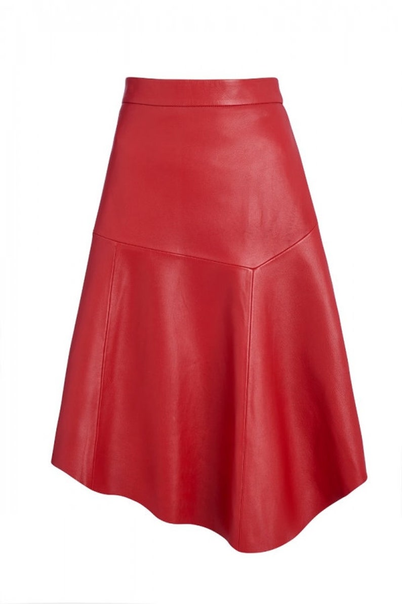 Pu&ograve; includere: Una gonna in pelle rossa vibrante con una silhouette svasata a trapezio. La gonna presenta una fascia in vita aderente e un design a pannelli unico, creando un look elegante e moderno. Questa gonna &egrave; una audace dichiarazione di moda.